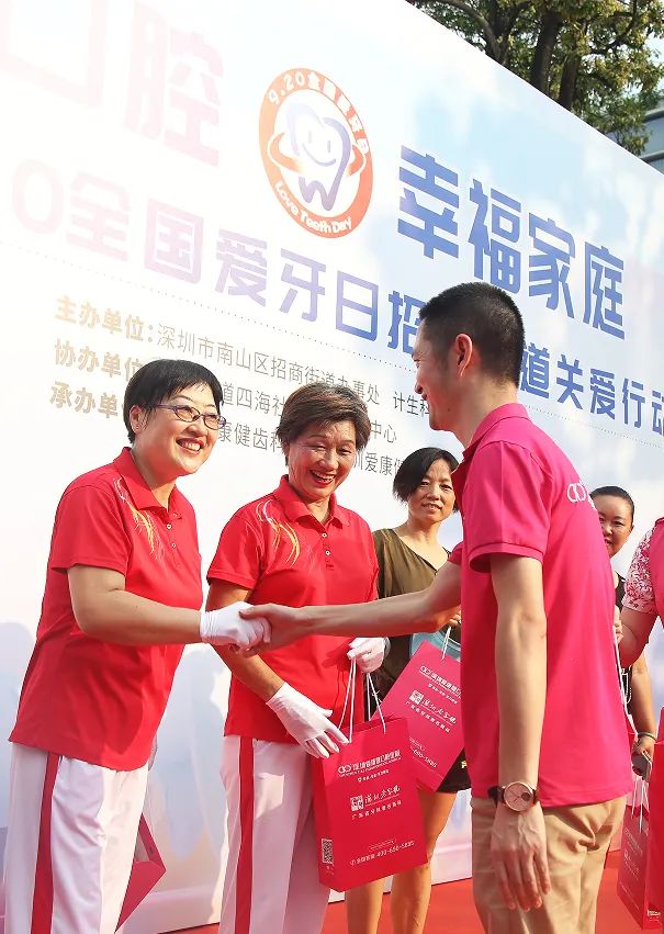 喜報(bào) | ?，攼?ài)康健口腔3名口腔醫(yī)師獲得優(yōu) 秀醫(yī)師表彰 
